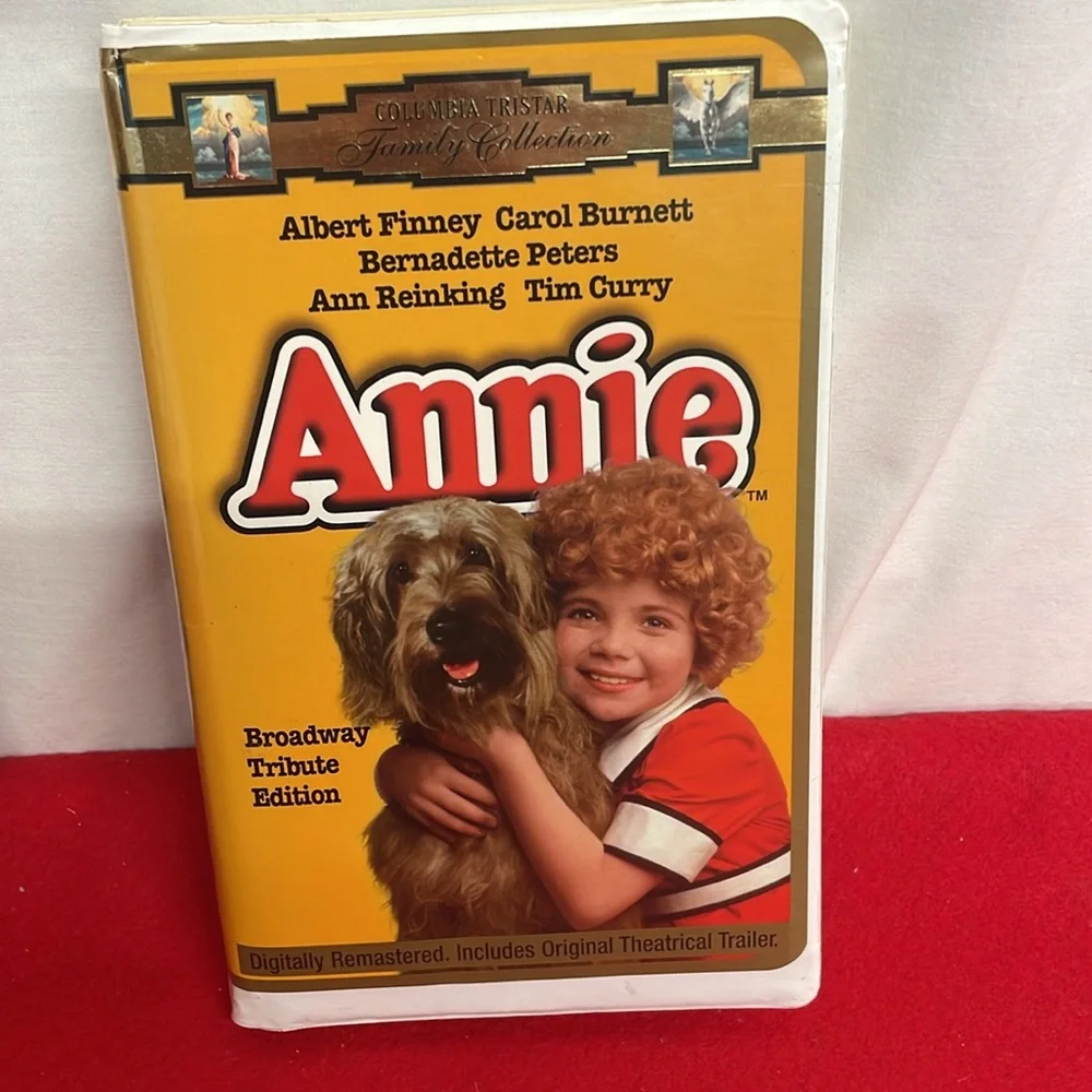 Columbia Tristar  VHS Tape lot of 2 - Annie - Fly Away Home - Picture 3 of 5